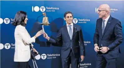  ?? CARLOS LUJÁN (EP) ?? José María Álvarez-Pallete (en el centro), ayer en la Bolsa de Madrid.