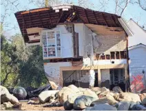  ?? TREVOR HUGHES/USA TODAY ?? The powerful Montecito mudslides tore off part of this house, leaving bookshelve­s exposed and hurling boulders into the yard.