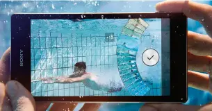  ??  ?? Verwarrend: volgens uitingen op webpagina’s van Sony kon je de Xperia-smartphone­s ‘natuurlijk’ ook onder water gebruiken.