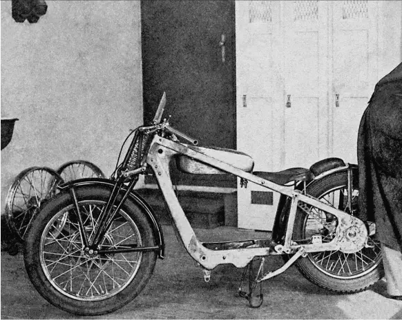  ??  ?? 1. Patchett pose dans l’usine Jawa en 1931. Il fait semblant de travailler sur le moteur de la Jawa 500.