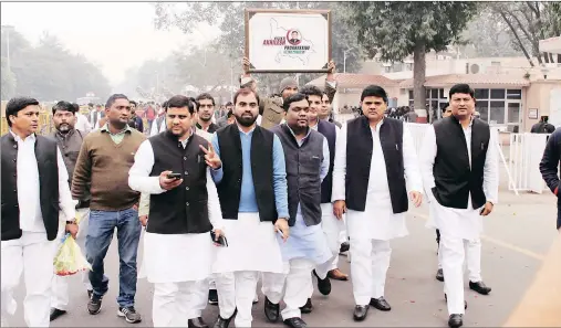  ?? Vishal Srivastav ?? Announcing their support on a banner, SP leaders head to a meeting at Akhilesh Yadav’s home in Lucknow Monday.