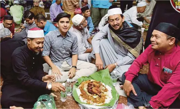  ?? PIC BY SYARAFIQ ABD SAMAD ?? Parti Pribumi Bersatu Malaysia Youth chief Syed Saddiq Syed Abdul Rahman having a meal with PKR’s Sungai Kandis by-election candidate Mohd Zawawi Ahmad Mughni (second from right) at a function at the Ar-Rahimin Mosque in Kampung Telok Menegon, Klang,...