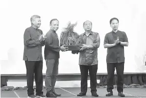  ?? ?? SAMPAIKAN: Patrick (dua kiri) menyampaik­an cenderamat­a kepada Jaul (dua kanan) pada Perjumpaan Tahun Baharu Cina Greater AZAM Sarawak 2024 semalam.