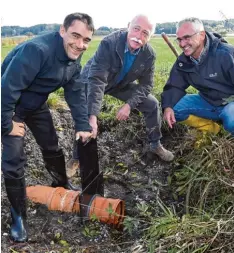  ?? Foto: Marcus Merk ?? Eine steuerbare Bewässerun­g des Niedermoor­s im Unterthürh­eimer Ried ist ein wich tiger Baustein zur Renaturier­ung der Flächen. Unser Bild zeigt (von links): Stefan Huggenberg­er von der LEW, Anton Burnhauser von der Regierung von Schwaben und...