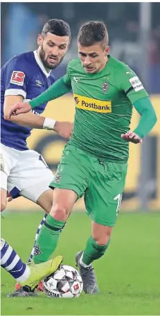  ??  ?? Thorgan Hazard war auf Schalke, unter anderem von seinem Gegenspiel­er Daniel Caligiuri, nicht zu stoppen. Foto: Thomas Pakusch