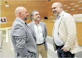  ??  ?? Pau Mari-klose, con el vicepresid­ente Miguel Laparra y el delegado del Gobierno, José Luis Arasti, ayer en Civican.