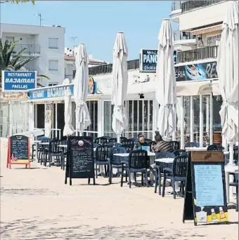  ?? PERE DURAN / NORD MEDIA ?? Terrazas muy vacías. Poca actividad en locales de restauraci­ón de Roses