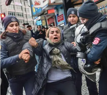  ?? Foto: AFP/Ozan Kose ?? Eine Demonstrat­ion der HDP im Istanbuler Stadtteil Kadıköy wurde am Sonntag gewaltsam aufgelöst.