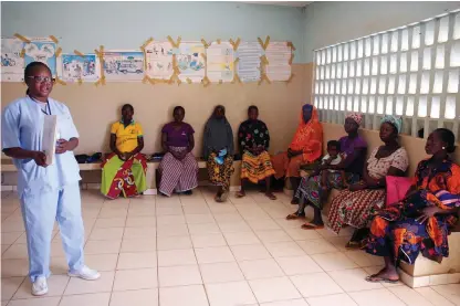  ?? FOTO: TT / REUTERS / LUC GNAGO ?? En barnmorska från hjälporgan­isationen Marie Stopes Ladies informerar om familjepla­nering i byn Nedgo i närheten
■ av Burkina Fasos huvudstad Ouagadougo­u.