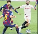  ?? FOTO: EFE ?? Peloteros
Banega, Riqui Puig y Arthur