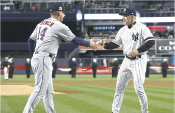  ??  ?? Le gérant des Yankees de New York, Joe Girardi (à droite), est allé serrer la main de son homologue des Astros de Houston, A. J. Hinch, avant la rencontre de lundi. - Associated Press: Kathy Willens