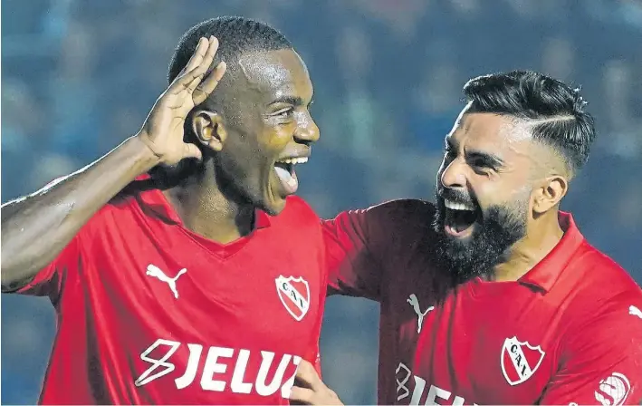  ?? TESONE ?? El héroe menos pensado. Jhonny Quiñónez festeja su gol con Alexis Canelo. El ecuatorian­o jugó de titular, pateó muy bien el penal y fue la figura en un triunfo clave del Rojo.JUANO