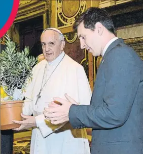  ?? FOTO: GETTY ?? Iniesta, en el Vaticano en 2013 le entregó un árbol de olivo al Papa Francisco