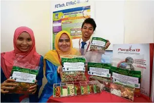  ??  ?? Universiti Malaysia Perlis engineerin­g students proudly showing off their Ecofren Mulch at the last PECIPTA conference in KLCC.