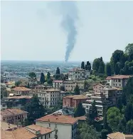  ??  ?? L’allarmeA sinistra e in alto: l’incendio nella ditta di Osio Sotto e l’intervento dei vigili del fuoco. Sopra: la colonna di fumo che si alzava dalla ditta in fiamme, visibile anche dalle Mura di Città Alta