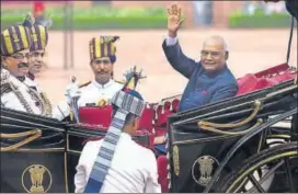  ?? ARVIND YADAV/HT PHOTO ?? Ram Nath Kovind waves as he arrives in a horsedrive­n carriage at Rashtrapat­i Bhawan after being sworn in as the new president of India on Tuesday.