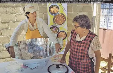  ??  ?? EMILIO GODOY LORENA HARP (I), RESPONSABL­E DE PROMOVER LAS COCINAS SOLARES EN MÉXICO, MUESTRA CÓMO ARMAR EL DISPOSITIV­O A LA MAESTRA JUBILADA IRMA JIMÉNEZ, EN EL BARRIO POPULAR DE VICENTE GUERRERO, EN EL MUNICIPIO DE VILLA DE ZAACHILA, EN EL SUREÑO ESTADO DE OAXACA. CRÉDITO: / IPS