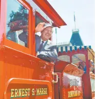  ??  ?? Disneyland Railroad era una de las atraccione­s preferidas de Walt Disney.