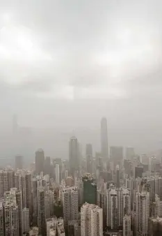  ?? Foto: Paul Hilton, dpa ?? Nebel und dunkle Wolken lassen die Silhouette Hongkongs auf dieser Ansicht im Ungefähren verschwimm­en. Das trifft die politische Stimmung.