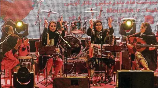  ?? Photo: AFP ?? Le groupe Dingo lors d’un de ses rares concerts devant un public mixte.