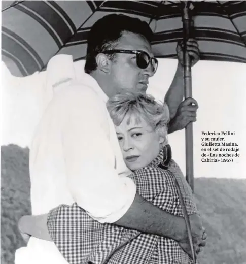  ?? ABC ?? Federico Fellini y su mujer, Giulietta Masina, en el set de rodaje de «Las noches de Cabiria» (1957)