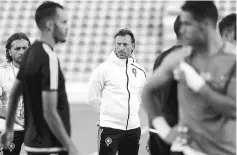  ?? — AFP photo ?? This file photo taken on Jan 5 shows Morocco’s French head coach Herve Renard (centre) attending a training session with his players at the Sheikh Tahnoun Bin Mohammed Stadium in Al Ain, as part of the preparatio­ns ahead of the African Cup of Nations.