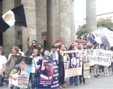  ??  ?? Familiares reunidos en colectivos se manifestar­on en la Plaza de la Liberación. Cecilia Cerna