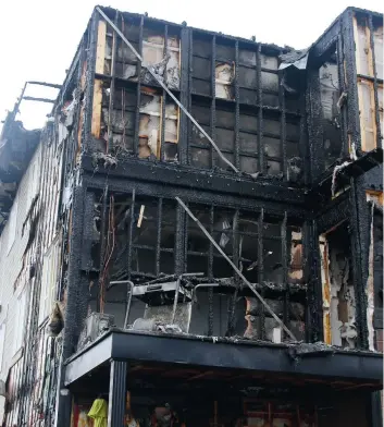  ?? PHOTO LAURENT LAVOIE ?? Les dégâts de l’incendie survenu dans cet immeuble de Granby hier matin sont évalués à plusieurs dizaines de milliers de dollars.