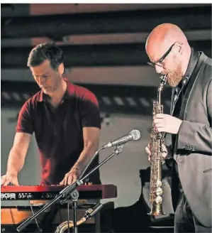  ?? FOTO: LARS FRÖHLICH ?? Auch die Tiefgarage wurde zur Spielstätt­e: Hier traten Robert Mayer (l.) und Philipp Sauer auf.