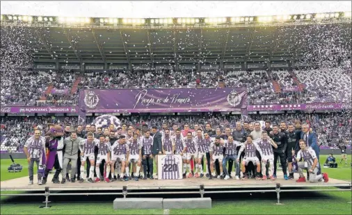  ??  ?? CELEBRACIÓ­N. Pese a la derrota, el Real Valladolid celebró la permanenci­a con todo su público.