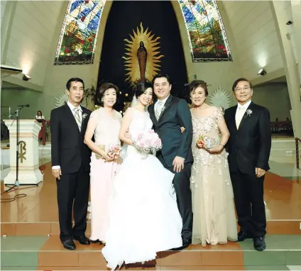  ?? / CONTRIBUTE­D FOTO ?? THE GOOD BOSS. Joseph Gaisano (right, during his son’s wedding) is remembered by his former employees as a boss who always checked on their performanc­e and made sure they improved.