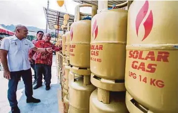  ??  ?? ABDUL Rahim (kiri) melawat gudang solar gas baharu LPG KUB Gaz, semalam.