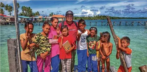  ??  ?? BERSAMA kanak-kanak Bajau Laut di Semporna, Sabah.