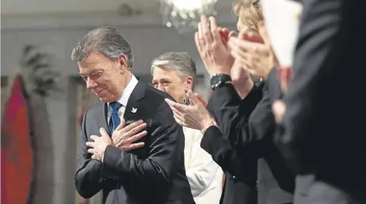  ?? AP ?? El presidente de Colombia, Juan Manuel Santos, recibiendo el Premio Nobel de la Paz en el Ayuntamien­to de Oslo, en diciembre del 2016.