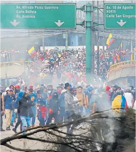  ?? ?? UN RECLAMO POR EL ALTO PRECIO DE LOS COMBUSTIBL­ES
Reclamos. Una barricada levantada por los manifestan­tes en Quito.AFP