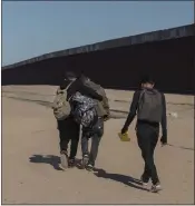  ?? FELIX MARQUEZ — THE ASSOCIATED PRESS ?? Nicaraguan migrants walk along the U.S.-Mexico border, in Algodones, Baja California, Mexico, in December. The Biden administra­tion has a draft plan to end sweeping asylum limits at the U.S.-Mexico border by May 23.