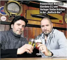  ??  ?? Prösterche­n! Massimo Giordano (l.) und Verleger Stefan Krücken in der „Haifisch-Bar“