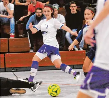  ?? Foto: Walter Brugger ?? Lisa Steppich fühlt sich nicht nur im Mittelfeld des TSV Schwaben Augsburg wohl, auch beim Futsal in der Halle vermag die 21 jährige Ellgauerin zu glänzen. Jetzt ist sie für den Bayern Treffer des Monats nominiert.