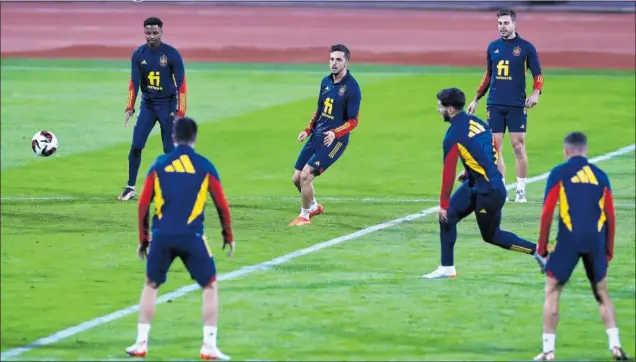  ?? ?? Varios jugadores de España se entrenan antes de marchar a Qatar. Son de los que menos cansados llegan.