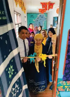  ??  ?? RIBBON Cutting of Arkat Lawanen Training Hub with USAID MRP (Marawi Responce Plan), Lauro Tito Ilagan and Com.Dalisay Macadawan of NCMF