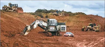  ?? BLOOMBERG ?? Excavators remove clay soil containing bauxite in a quarry at the Paragomina­s bauxite mine, which is co-owned by Norsk Hydro and Vale SA, in Brazil.