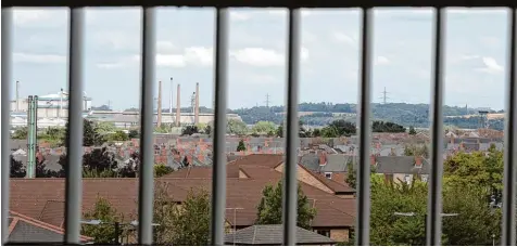  ?? Foto: Will Oliver, dpa ?? Mehr als 15 Jahre lang sollen in der englischen Industries­tadt Rotherham – hier im Bild – etwa 1400 Mädchen sexuell ausgebeute­t und wie Gefangene gehalten worden sein. Jetzt ermitteln Polizei und Behörden in einer weiteren Stadt. „Telford ist das neue...