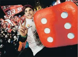  ?? PAU BARRENA / AFP ?? Marc Márquez celebra su sexto Mundial con un dado gigantesco