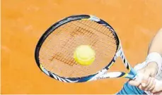  ?? FOTO: DPA ?? Seit vergangene­r Woche ist Breiten- und Leistungss­port im Freien wieder erlaubt. Beim Tennis werden allerdings nur Einzelspie­le gespielt.