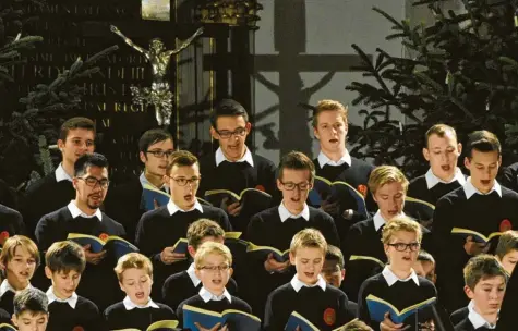  ?? Foto: Fred Schöllhorn ?? Schulter an Schulter im Chorkonzer­t – das war einmal. Wenn die Augsburger Domsingkna­ben in diesem Jahr Weihnachts­konzerte geben, werden sie sich an strenge Auflagen halten müssen.