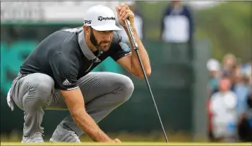  ?? MIKE EHRMANN / GETTY IMAGES ?? Leader Dustin Johnson, the world’s No. 1-ranked player, lines up a putt on the fourth green during the second round of the U.S. Open on Friday at Shinnecock Hills Golf Club in Southampto­n, New York.