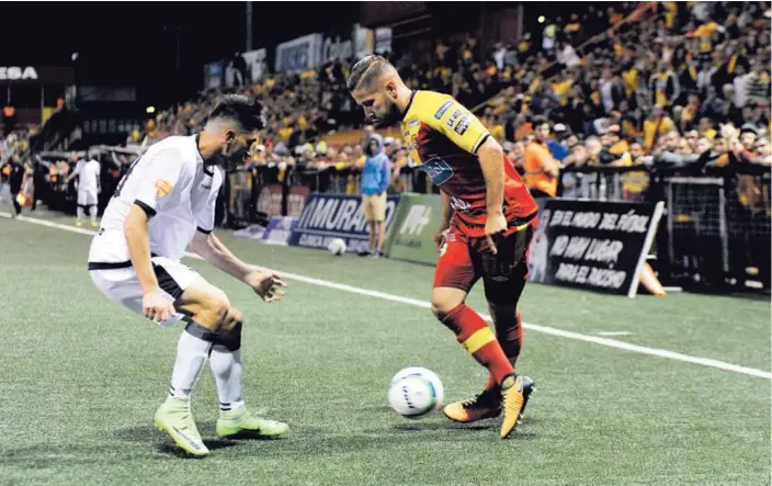  ?? RAFAEL MURILLO. ?? Elías Aguilar hizo una jugada de fantasía el miércoles pasado, cuando Herediano recibió a la Universida­d de Costa Rica UCR, en su estadio. Los florenses ganaron 5-0.