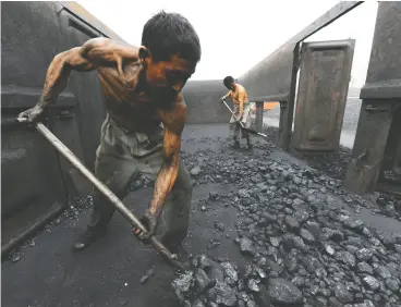  ?? JIANAN YU / REUTERS FILES ?? Shuozhou, in northern China, is handing out coupons to 47,000 families allowing them
to purchase two tons of coal in anticipati­on of a cold winter.