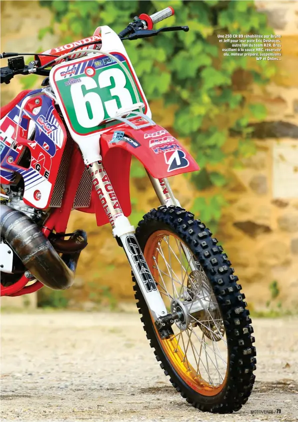  ??  ?? Une 250 CR 89 réhabilité­e par Bruno et Jeff pour leur pote Éric Deshayes, autre fan du team R2R. Bras oscillant à la sauce HRC, réservoir alu, moteur préparé, suspension­s WP et Öhlins…