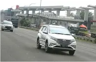  ?? MUHAMAD ALI/JAWA POS ?? UJI KENDARA: All New Terios melintasi tol Cibubur.